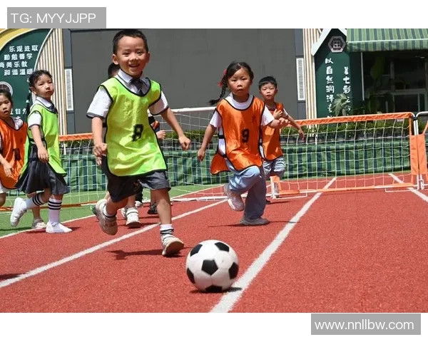 足球课上的欢笑与成长让我爱上了这项运动的魅力与团队精神