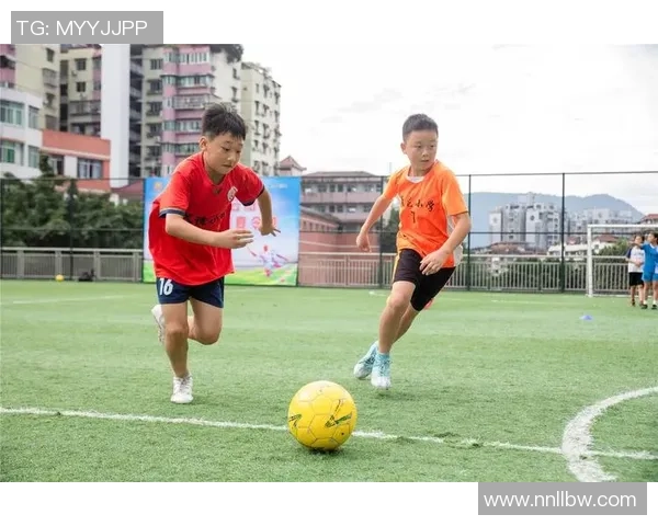踢足球的乐趣与激情让我在绿茵场上尽情挥洒青春的汗水与梦想